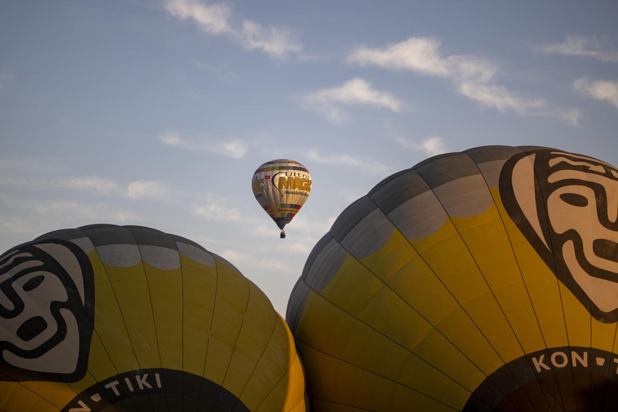  Hot-air balloons as seen from the ground. 