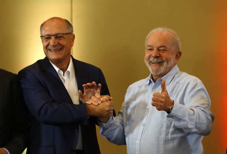El expresidente brasileño Luiz Inacio Lula da Silva,  derecha; del Partido de los Trabajadores; y el exgobernador de San Pablo, Geraldo Alckmin, del Partido Socialista Brasileño