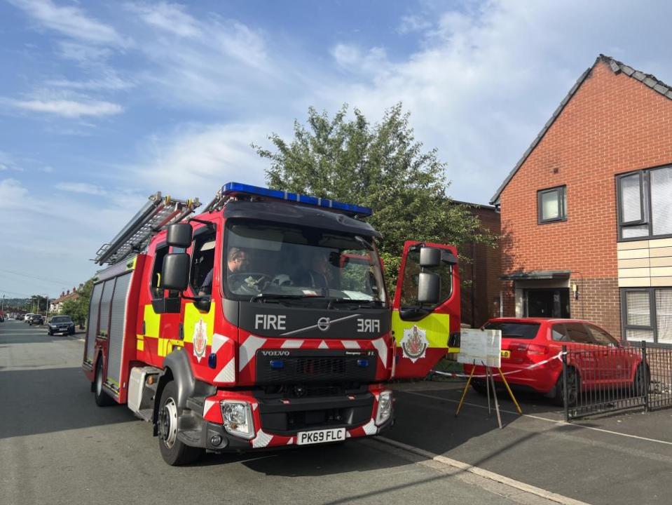 The Bolton News: Equipos de bomberos en Mobberley Road, Bolton.