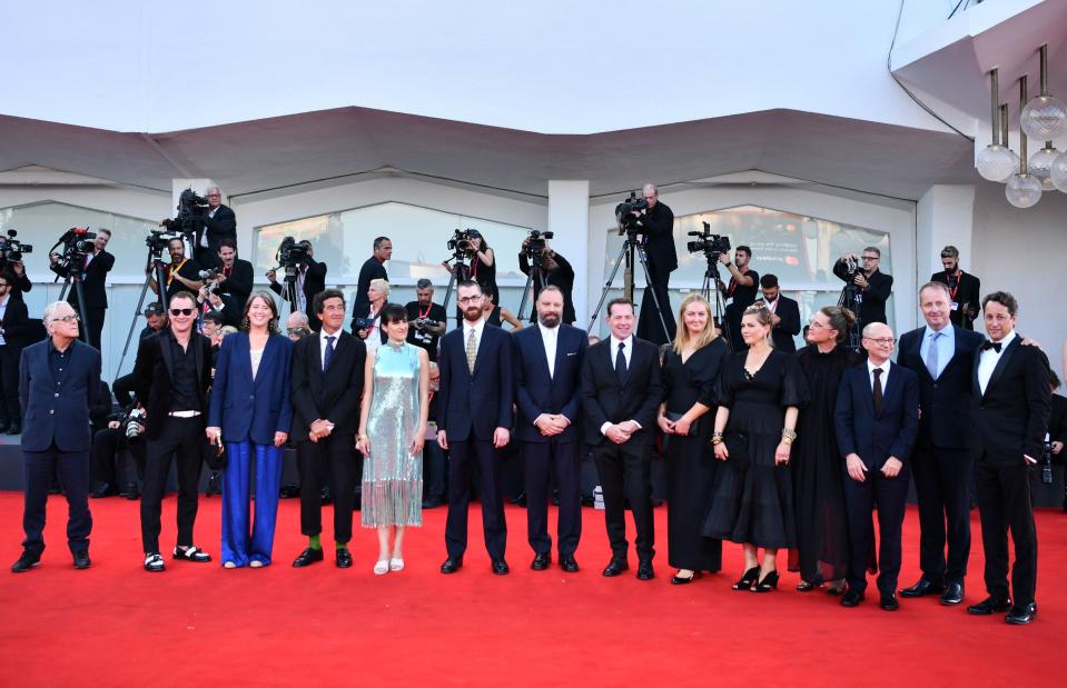 The cast and crew on them red carpet