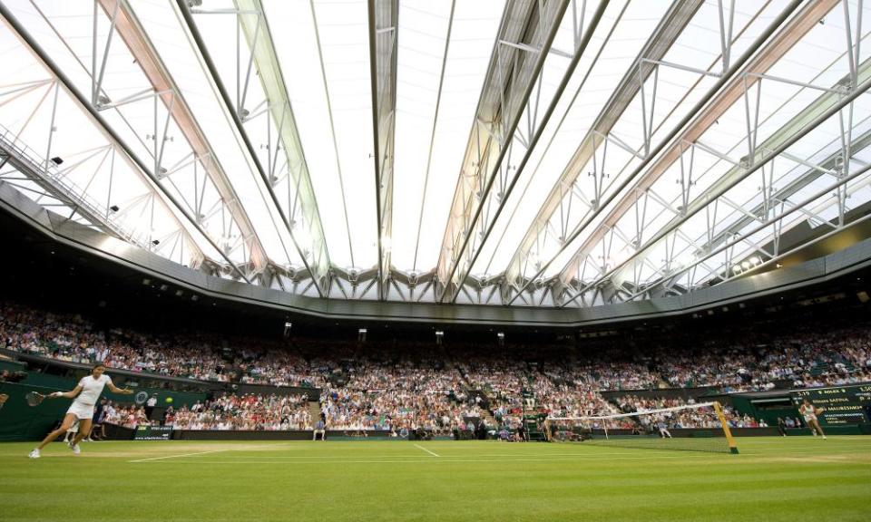 Dinara Safina (left) and Amélie Mauresmo play the first ever point under the Centre Court roof in 2009