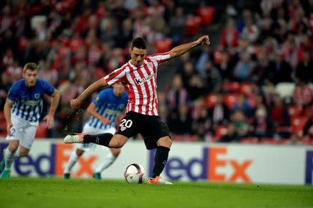 Football Soccer - Athletic Bilbao v KRC Genk - UEFA Europa League group stage - Group F - San Mames, Bilbao, Spain - 03/11/16 Athletic Bilbao's Aritz Aduriz takes a penalty REUTERS/Vincent West