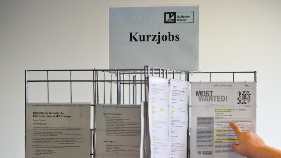 Stellenangebot für einen Kurzjob. Ferienjobs sind unter gewissen Voraussetzungen steuerfrei. Foto: Daniel Bockwoldt