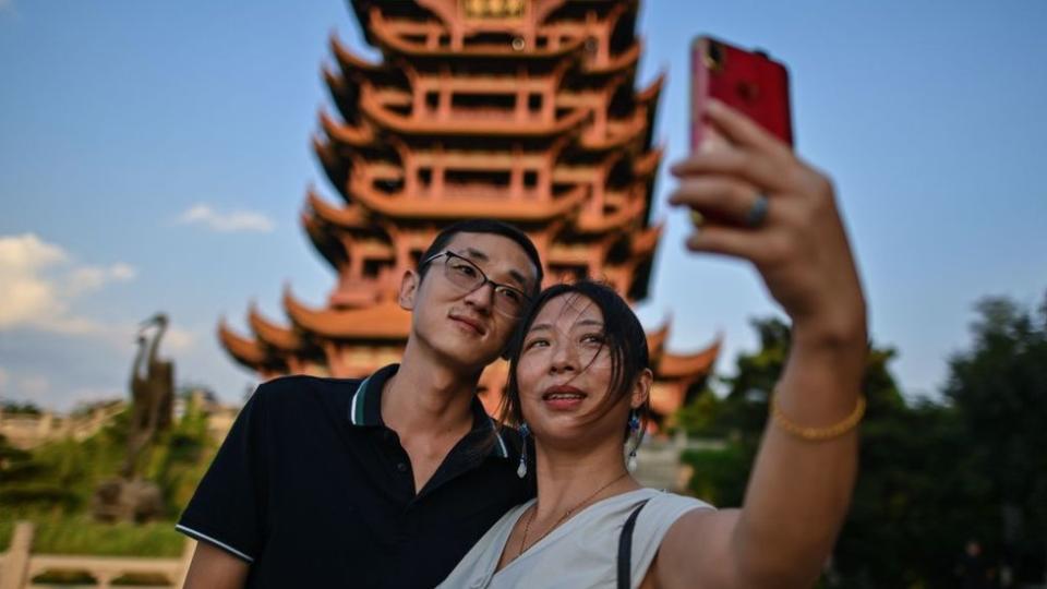 Una pareja tomándose un selfie.