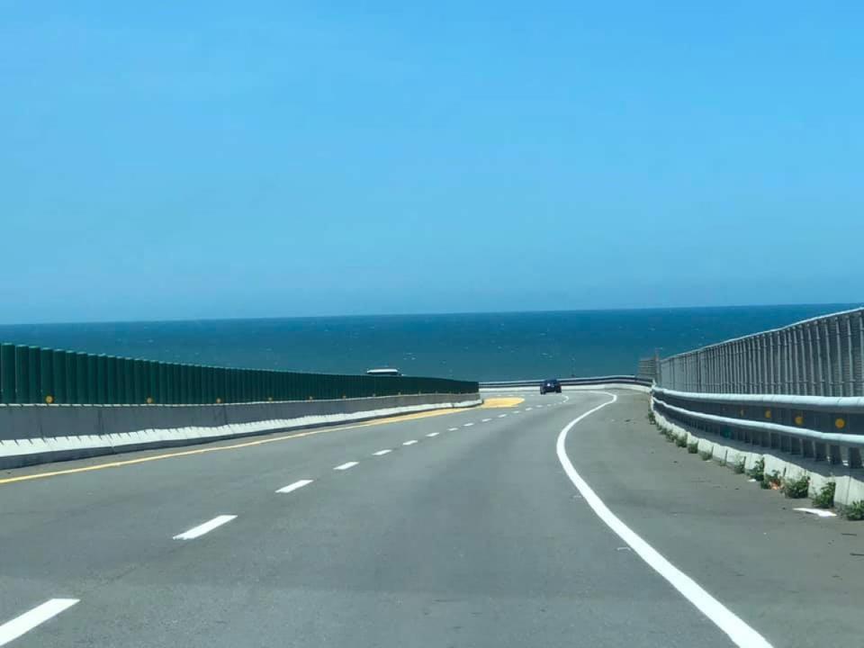 苗通霄快速道路除落日大道外，也有絕美海景公路。（圖：彭清仁攝）