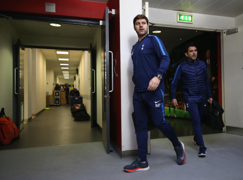 <p>Spurs boss Mauricio Pochettino prepares to chat to his players</p>