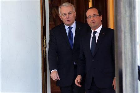 French President Francois Hollande (R) and Prime Minister Jean-Marc Ayrault leave a meeting with French government members about government plan to simplify administrative bureaucracy at the Elysee Palace in Paris October 23, 2013. REUTERS/Philippe Wojazer