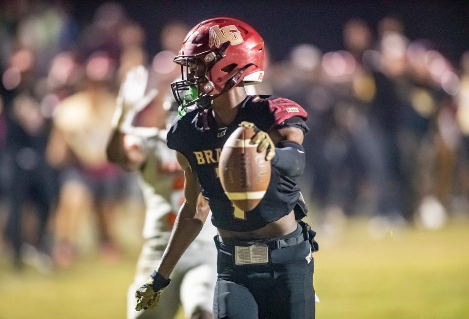 Lake Gibson (7) Cormani McClain makes a touchdown catch against the  Lakeland defense during first half action at Virgil Ramage Stadium in Lakeland Fl. Friday November 12  2021.  ERNST PETERS/ THE LEDGER