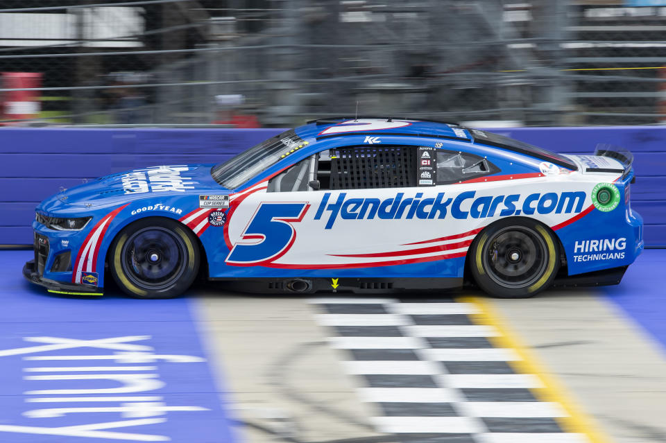 Kyle Larson (5) compite en la carrera de autos de la NASCAR Cup Series en Dover Motor Speedway, el lunes 2 de mayo de 2022, en Dover, Del. (AP Photo/Jason Minto)