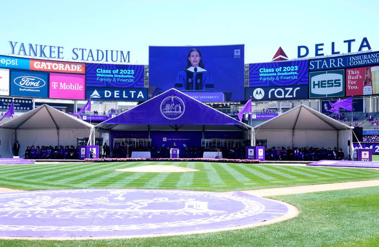 La primera ministra finlandesa, Sanna Marin, pronuncia un discurso durante la 190ª ceremonia de graduación de la Universidad de Nueva York, en el estadio de los Yankees, en el distrito neoyorquino del Bronx, el 17 de mayo de 2023.