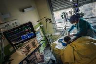 Una enfermera cuida a un enfermo grave de coronavirus. (Foto: Lucas Barioulet / AFP / Getty Images).