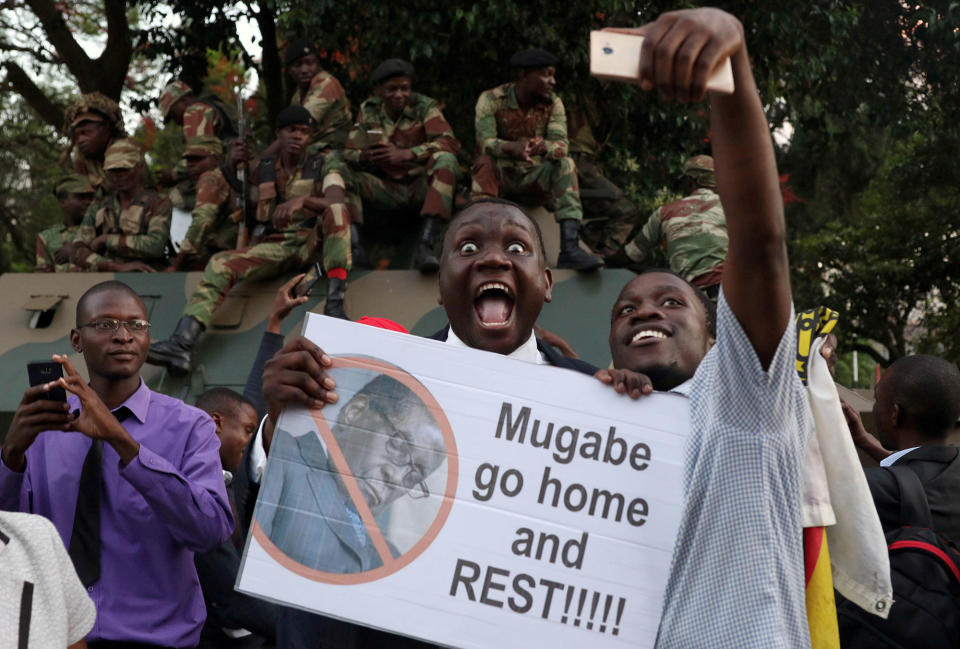 <p>NOV. 12, 2017 – Zimbabweans celebrate after President Robert Mugabe resigns in Harare, Zimbabwe. (Photo: Philimon Bulawayo/Reuters) </p>