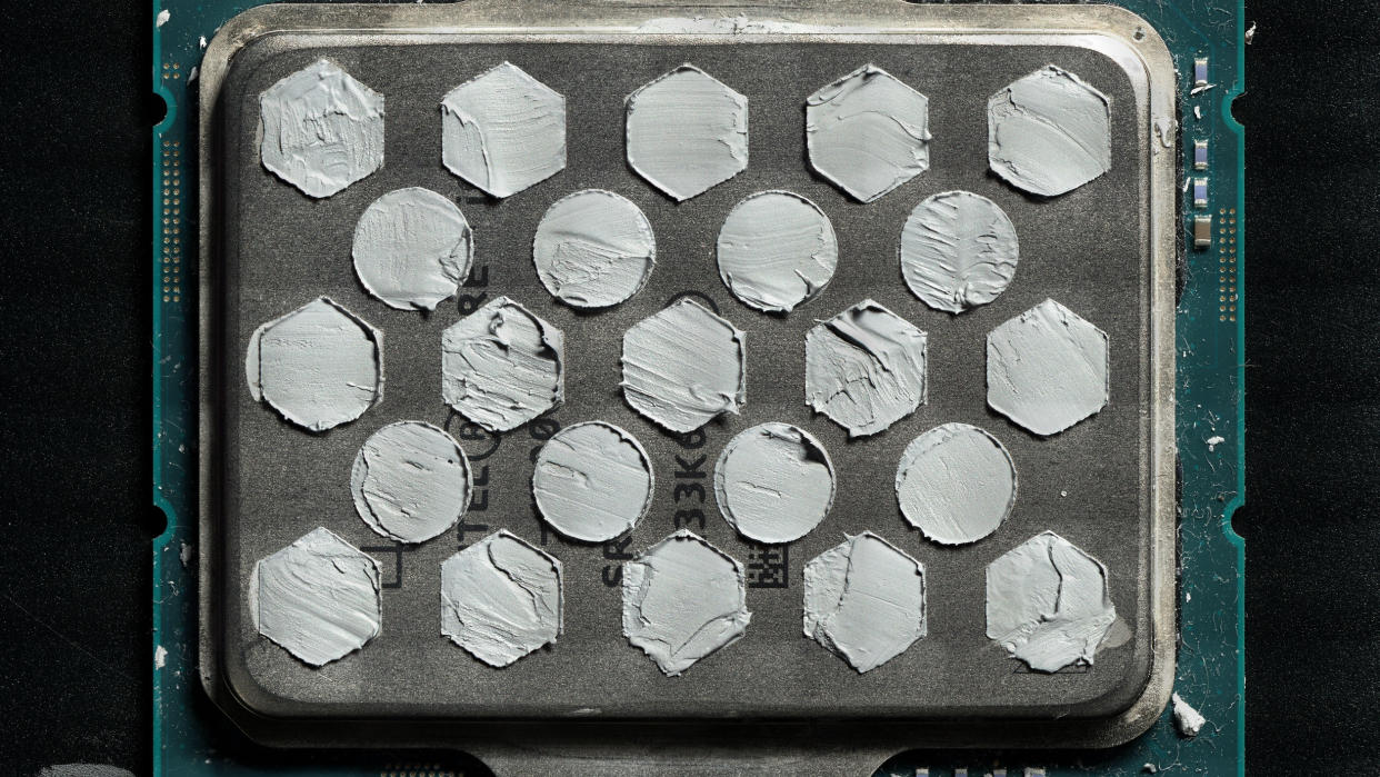  Igor's Lab applies thermal paste in fixed, ultrathin patterns for Intel and AMD CPUs, as well as adjustable sizes for other CPU/GPU dies. 