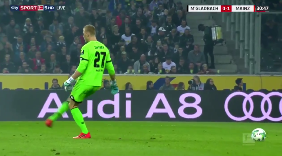 Mainz goalkeeper Robin Zentner swung his foot at the ball – or, rather, at the air where he thought the ball was. (Screen shot: Sky Sports)