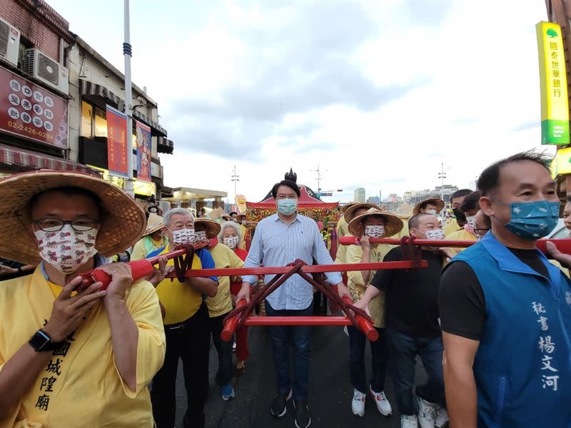  基隆護國城隍爺夜巡，基隆市長林右昌跨界助陣。（圖／記者鍾志鵬攝影）