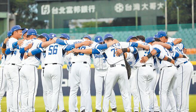 富邦悍將開季前14場比賽2勝12敗，成為史上第1支在前14戰吞下12敗的球隊，悍將球員6日賽前圍圈圈為彼此加油打氣。（張鎧乙攝）