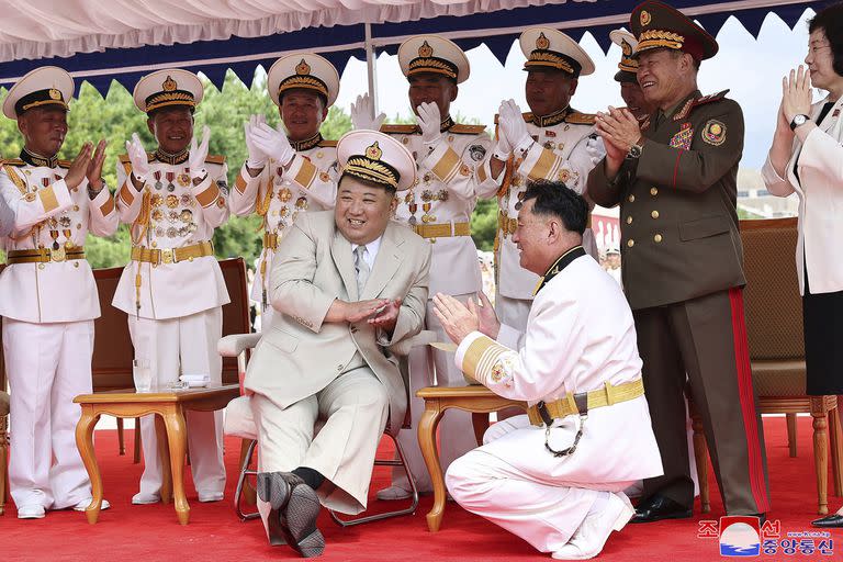 En esta foto proporcionada por el gobierno de Corea del Norte, el líder norcoreano Kim Jong-un asiste a una ceremonia de lanzamiento de un nuevo submarino de ataque nuclear en un lugar no especificado en Corea del Norte el miércoles 6 de septiembre de 2023.