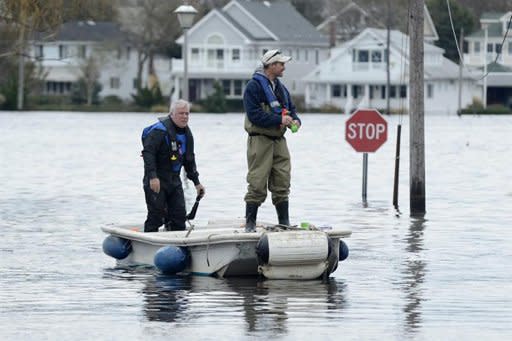 Rescatistas exploran zonas inundadas por Sandy (EFE)