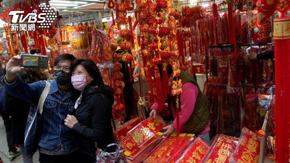 香港公衛專家認為民眾春節接觸增多，疫情恐直上千例。（圖／達志影像路透社）
