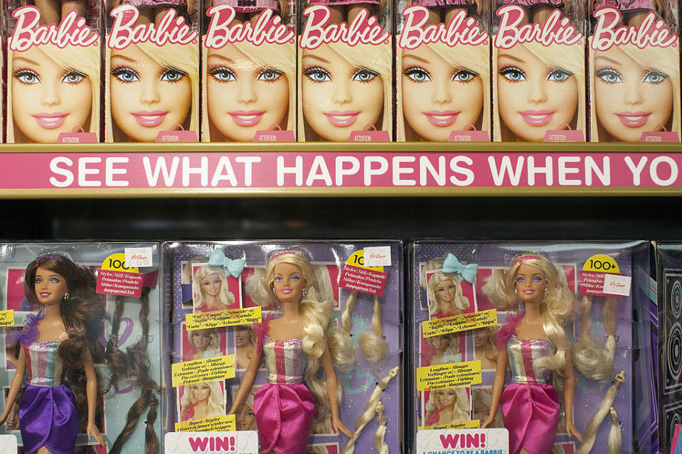 <p>Sessant’anni e non sentirli. Barbie è stata presentata nel 1959 e da allora è stata prodotta in numerose versioni. Barbara Millecent Roberts, meglio conosciuta come Barbie, diventò presto famosa, riconosciuta come uno dei giocattoli più iconici e venduti del mondo. (Getty) </p>