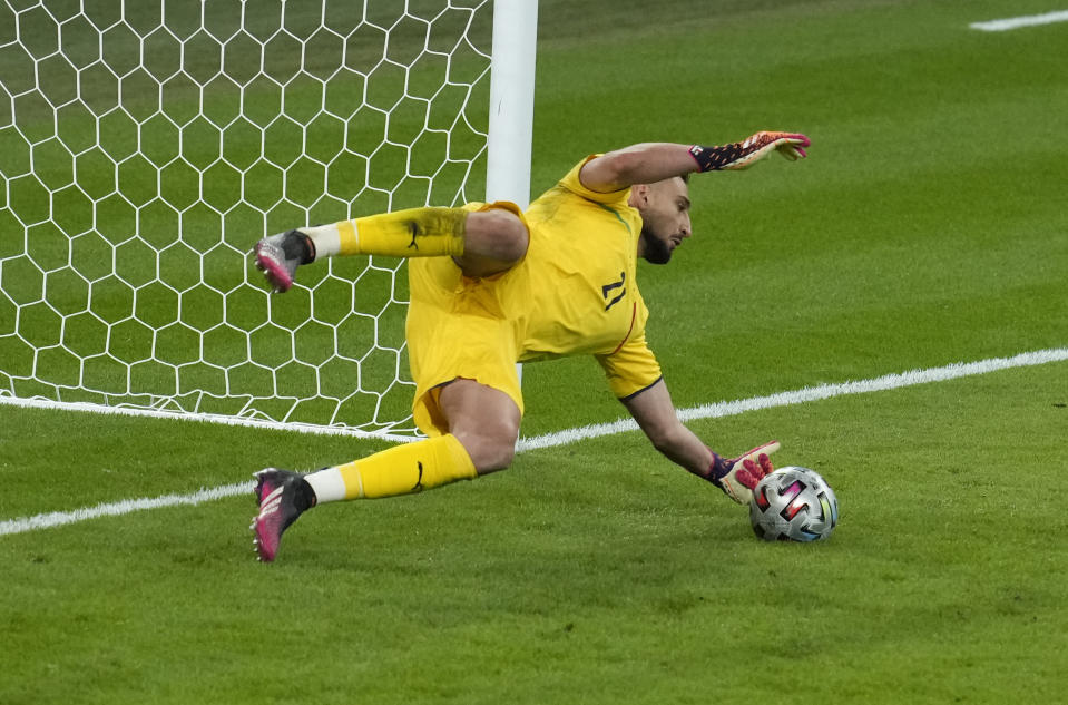 El arquero italiano Gianluigi Donnarumma tapa el penal del español Álvaro Morata en la semifinal de la Euro 2020, el martes 6 de julio de 2021. (AP Foto/Matt Dunham, Pool)