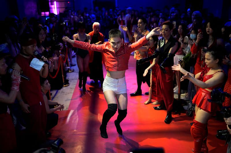 VJ Kawakubo, de 30 años, y otros miembros de la House of Kawakubo bailan en un "ball" de voguing en Shanghái, China