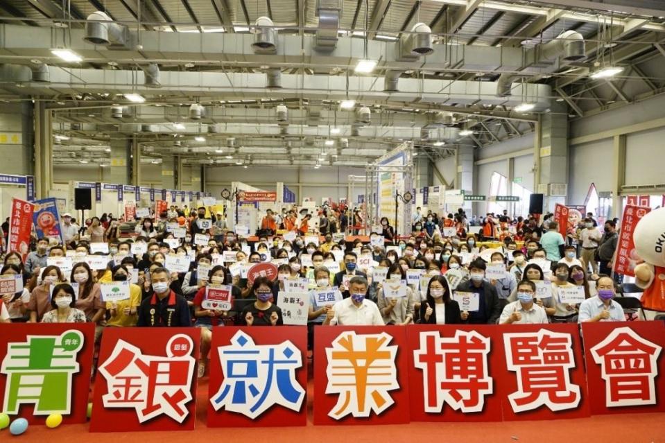 台北市長柯文哲23日上午出席北市府勞動局舉辦的青銀就業博覽會。（北市府提供）