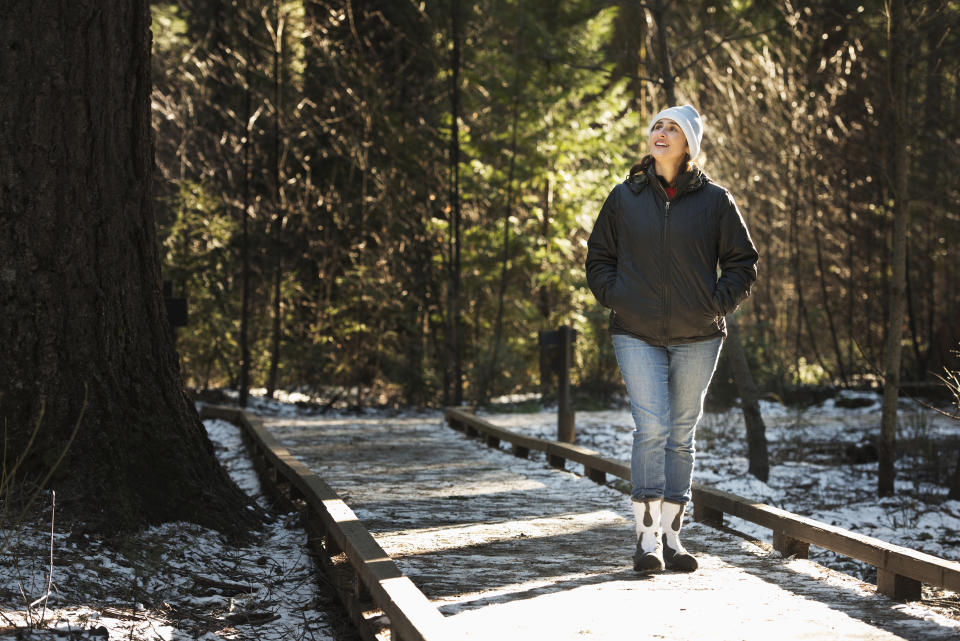 Frau bei Winterspaziergang im Wald