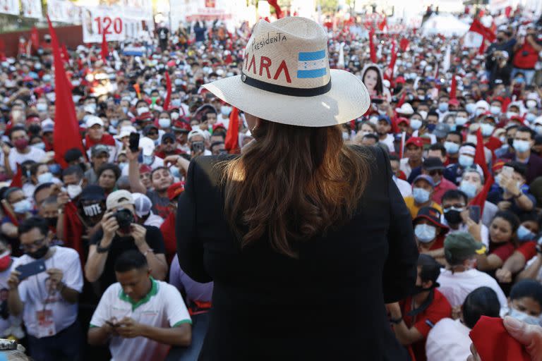 La candidata presidencial del Partido Libre, Xiomara Castro, asiste a un mitin de clausura de campaña, en San Pedro Sula, Honduras, el sábado 20 de noviembre de 2021. Honduras celebrará sus elecciones presidenciales el 28 de noviembre. (AP Foto/Delmer Martinez)