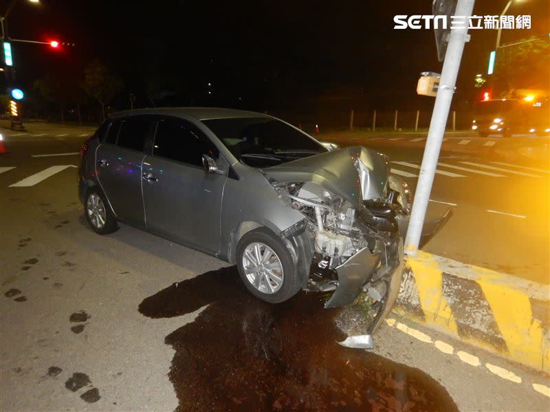 台中女深夜離奇自撞，整輛車都撞到車頭凹進去變Ｖ字型。（圖／翻攝畫面）