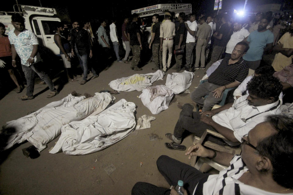 Cadáveres recuperados de dos trenes de pasajeros yacen el sábado 3 de junio de 2023 en el sitio donde ocurrió un accidente, en el distrito Balasore, estado de Orisha, en el este de la India. (AP Foto)