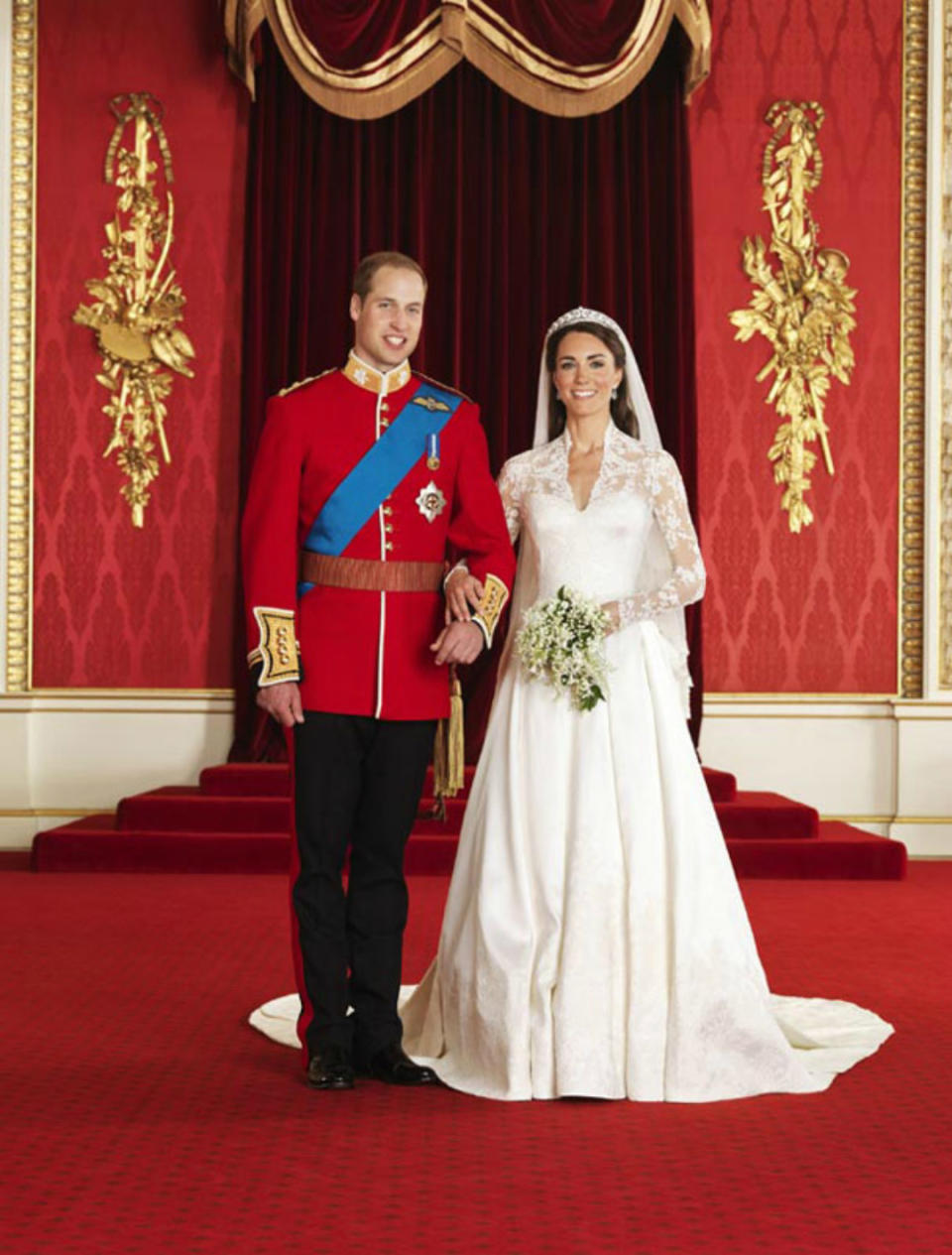 <p>Mucho más solemne era la foto principal del álbum oficial de la boda del príncipe Guillermo y Kate Middleton, que se celebró el 29 de abril de 2011. Fue tomada por Hugo Bernando en Clarence House, una de las residencias de la casa real británica en Londres. (Foto: Gtres). </p>