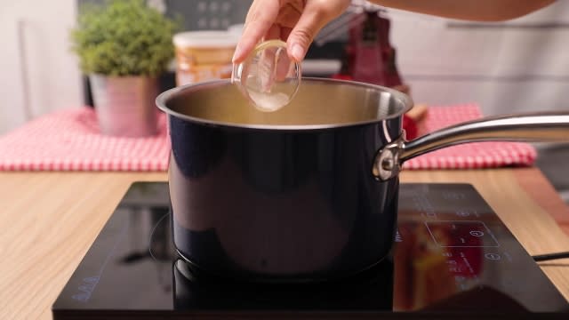 Adding sugar to a metal pot