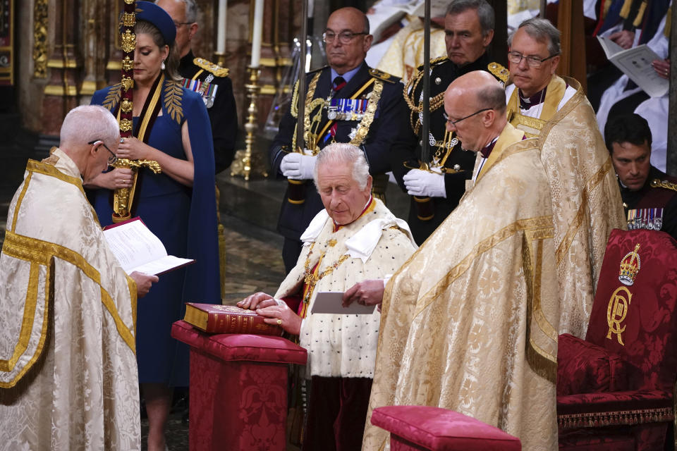 El rey Carlos III de Gran Bretaña durante su ceremonia de coronación en la Abadía de Westminster en Londres el sábado 6 de mayo de 2023. (Yui Mok, Pool vía AP)
