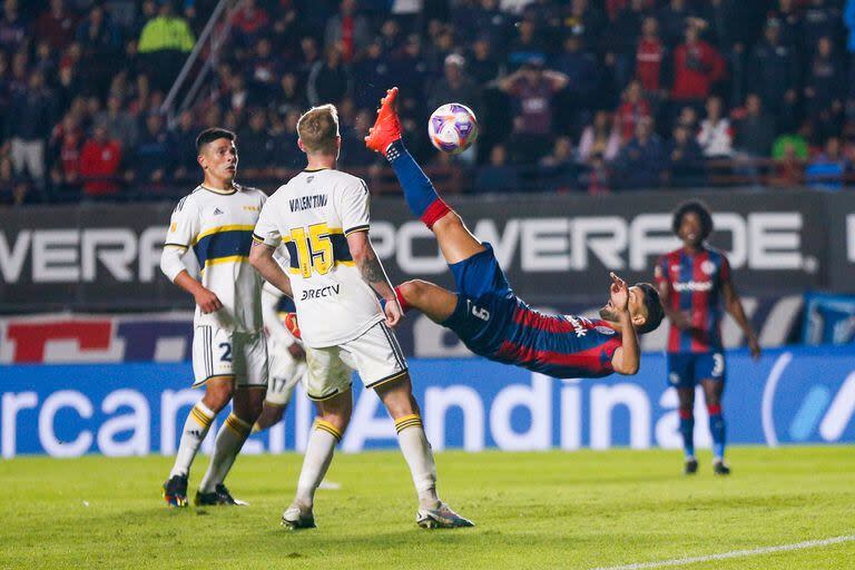 Un cruce cercano entre San Lorenzo y Boca, en abril pasado, la jornada en la que Almirón debutó como DT del Xeneize