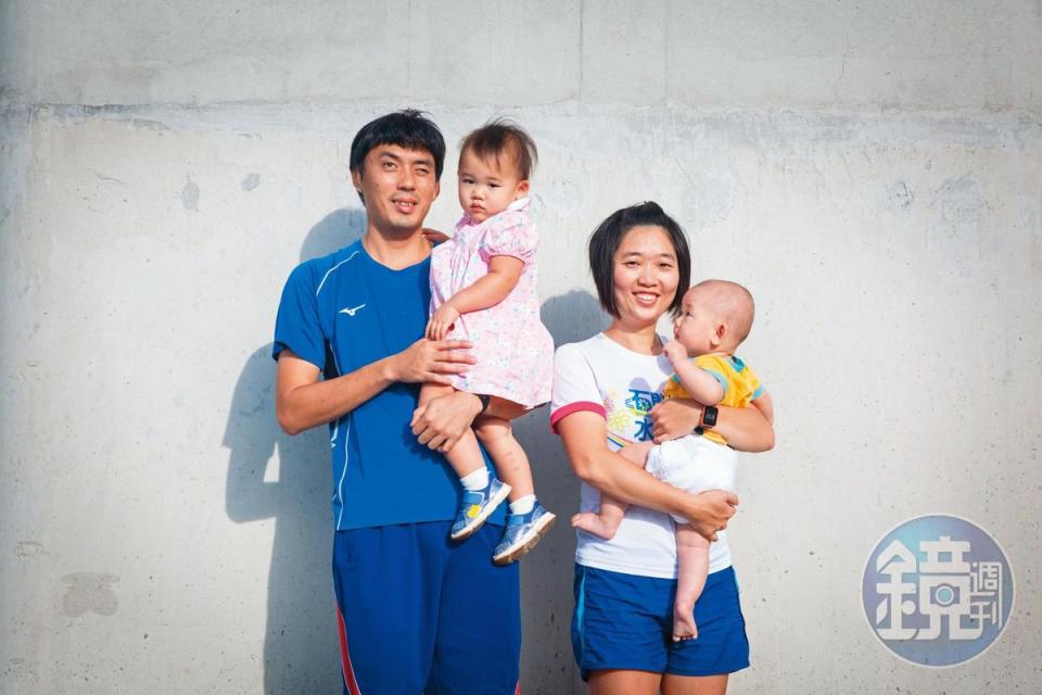 新手爸爸楊川輝和太太一同分擔家務、家計。拍攝這天，一家人一起出門曬太陽。