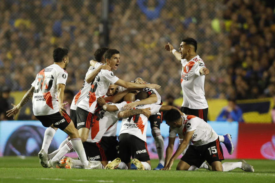 Los jugadores de River Plate festejan el haber avanzado a la final de la Copa Libertadores, pese a caer 1-0 ante Boca Juniors en el partido de vuelta, el martes 22 de octubre de 2019, en Buenos Aires (AP Foto/Natacha Pisarenko)