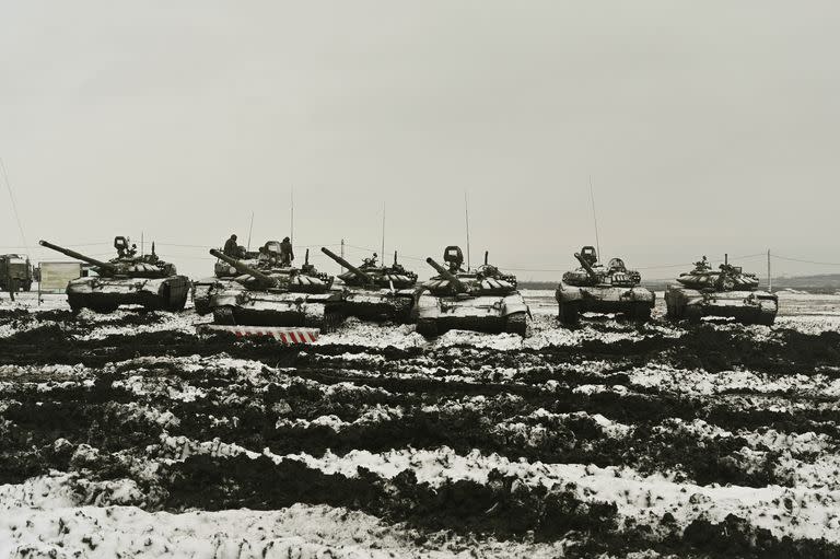 Tanques rusos T-72B3 participan en ejercicios militares en la pista de tiro de Kadamovskiy, en la región de Rostov, en el sur de Rusia, el 12 de enero de 2022. 