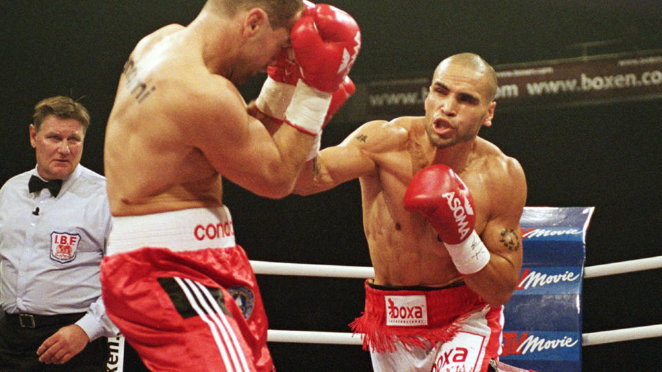 Sven Ottke (L) and Anthony Mundine in action. Image: John Gichigi /Allsport