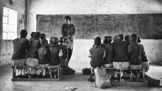 Nice talks to schoolgirls in Kenya about the importance of education (Alexander Schmidjell)