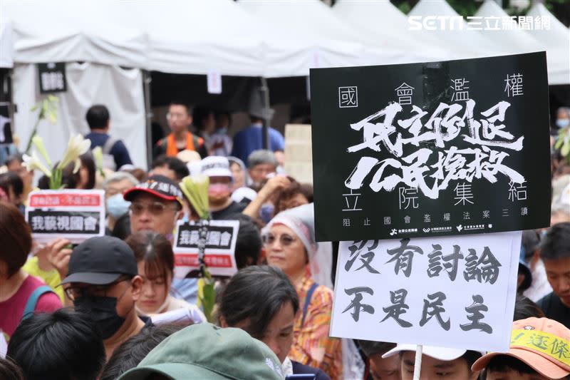 立法院周邊湧入抗議民眾，高舉標語反國會擴權、反黑箱。（圖／記者鄭孟晃攝影）