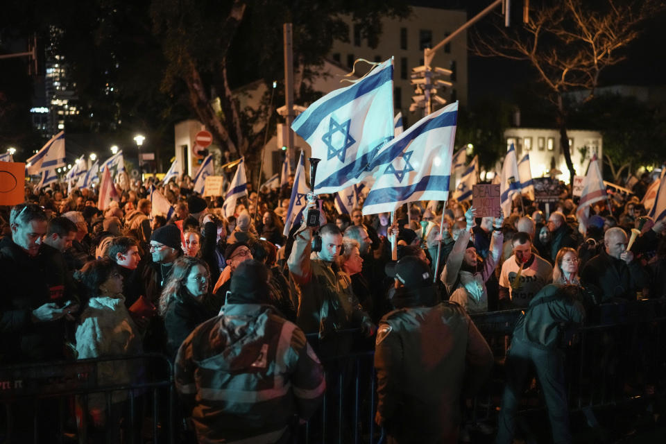 Manifestantes realizan una protesta contra el primer ministro israelí Benjamin Netanyahu en la más reciente marcha semanal contra su manejo de la guerra entre Israel y Hamás, en Tel Aviv, Israel, el sábado 17 de febrero de 2024.(AP Foto/Leo Correa)