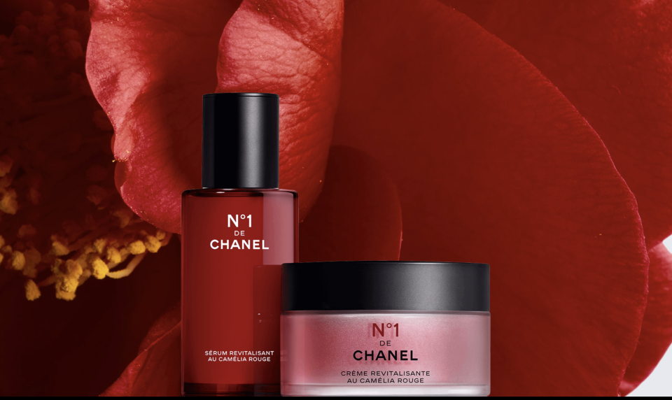 Revitalisierend, aufbauend, pflegend: Die Anti-Aging-Serie N°1 de Chanel mit der Kraft der Roten Kamelie – jetzt brandneu bei Sephora. (Bild: Chanel/Sephora)