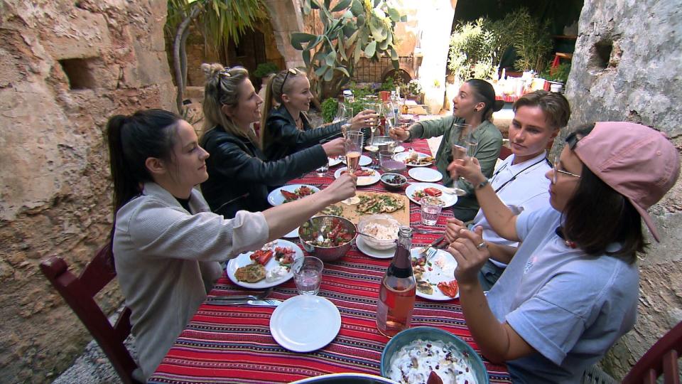 Das erste Gruppen-Date in einer kleinen Taverne verläuft noch recht harmonisch. (Bild: TVNOW )