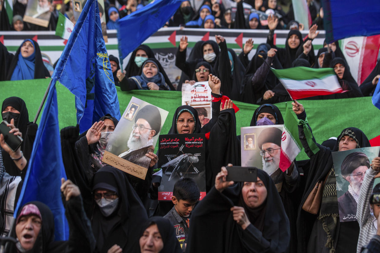 Manifestantes muestran su apoyo al ataque de Irán contra Israel en la Plaza de Palestina en Teherán, Irán, el lunes 15 de abril de 2024. (Arash Khamooshi/The New York Times)