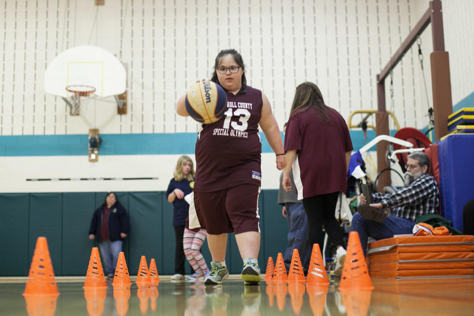 Rebecca Guldan, 14, at basketball practice. (Photo: Laura Elizabeth Pohl for HuffPost)