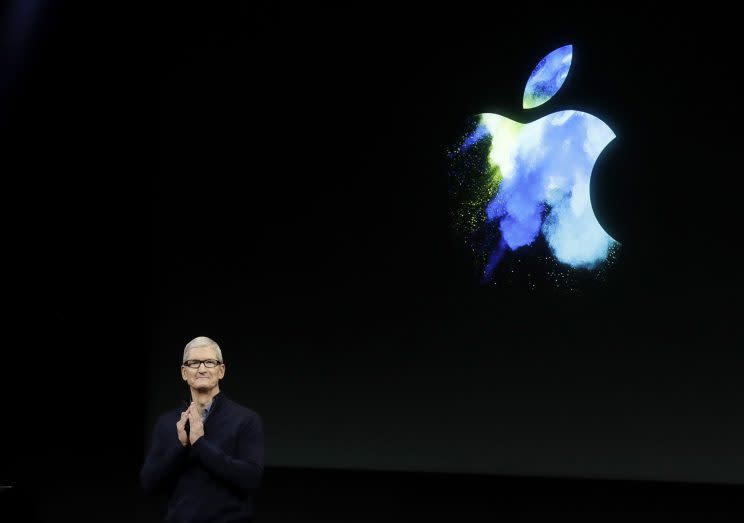 Apple-Boss Tim Cook vor dem Logo des US-Konzerns. (Bild: dpa)