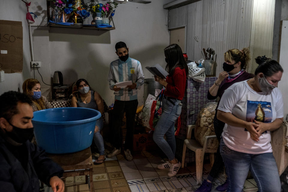 Voluntarios en un comedor de beneficencia en los barrios pobres de Buenos Aires, el 12 de abril de 2021. (Sarah Pabst/The New York Times)