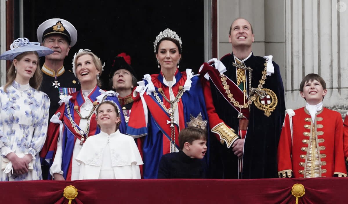 <p>La famille royale est apparue sur le balcon pour clore le couronnement de Charles III. </p>
<p>Le prince Edward, duc d'Edimbourg, Sophie, duchesse d'Edimbourg, Lady Louise Windsor, James Mountbatten-Windsor, Comte de Wessex, le prince William, prince de Galles, Catherine (Kate) Middleton, princesse de Galles, la princesse Charlotte de Galles, le prince Louis de Galles, le prince George de Galles - La famille royale britannique salue la foule sur le balcon du palais de Buckingham lors de la cérémonie de couronnement du roi d'Angleterre à Londres. <br /><br /></p> - © BestImage, Agence / Bestimage