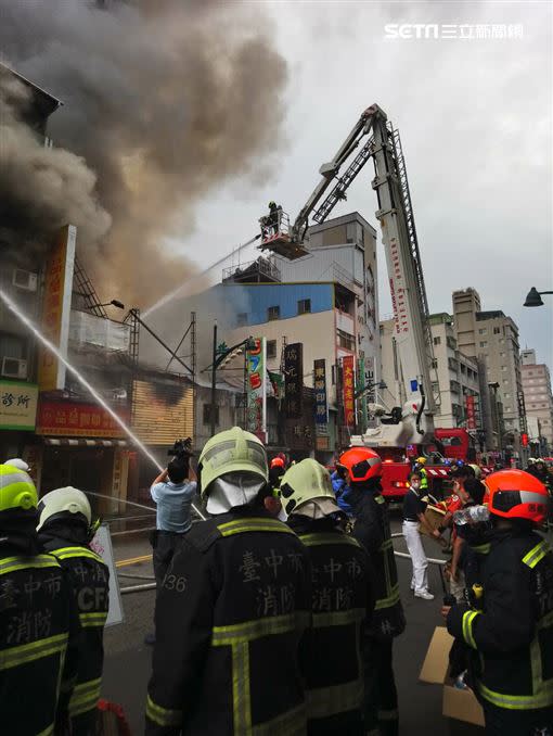 中華路夜市、台灣大道一段多家店面、民宅陷入火海，數家名店也被波及。（圖／翻攝畫面）